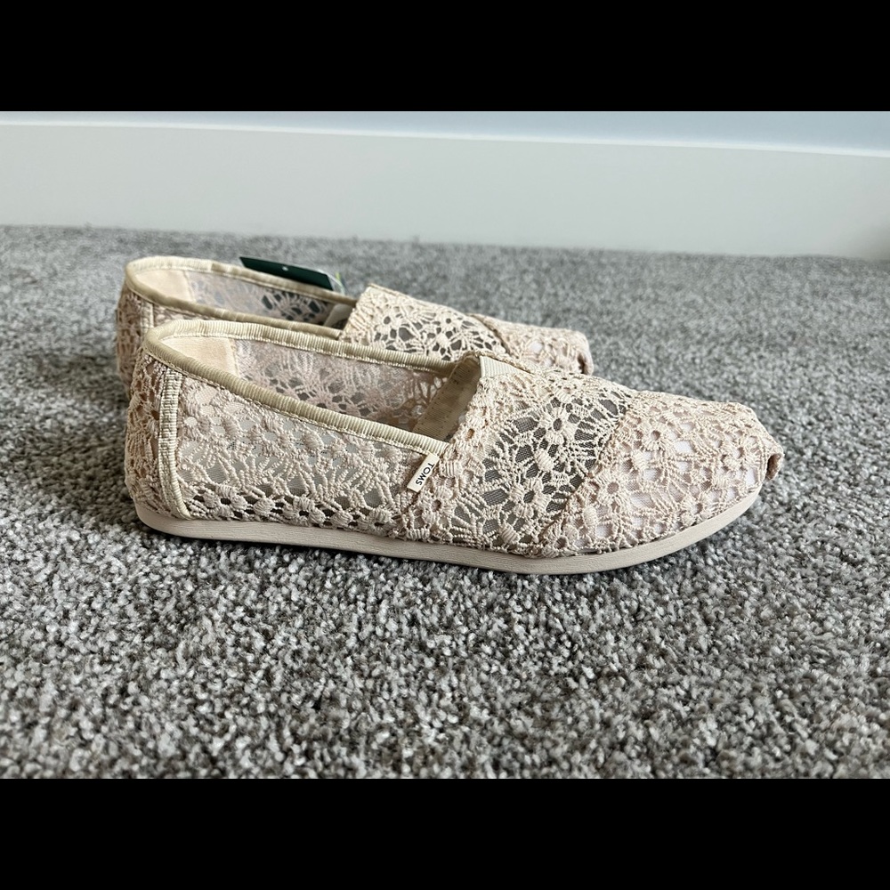 White lace flats